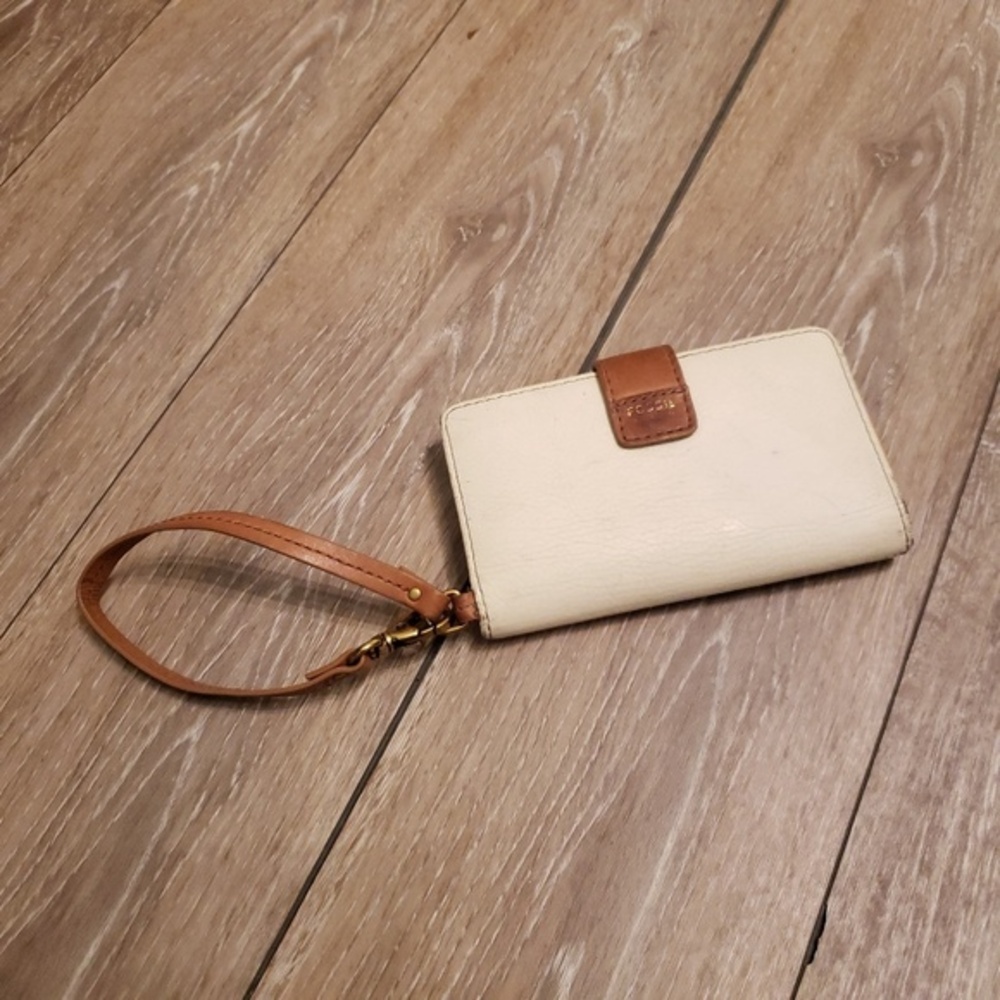 Fossil Cream leather wristlet